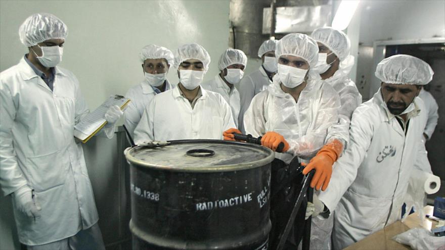 Científicos iraníes trabajan en un centro de desarrollo nuclear.