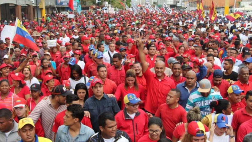 Chavistas y opositores protestan a favor y en contra de Maduro | HISPANTV