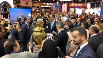 Reyes de España visitan en Madrid pabellón de Irán en Fitur