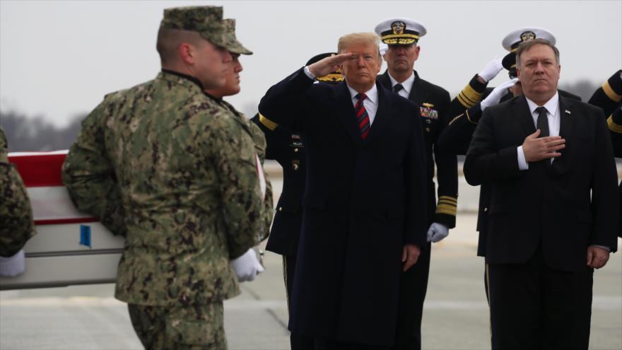 El presidente de EE.UU., Donald Trump (izq.), y sus secretario de Estado, Mike Pompeo, en una ceremonia en una base militar, 19 de enero de 2019. (Foto: AFP)