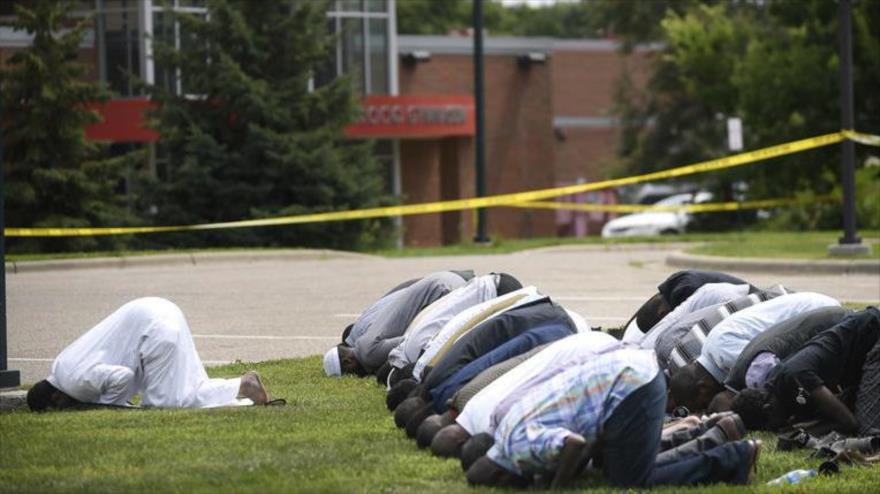 Musulmanes durante oraciones de la tarde fuera del centro islámico Dar al Farooq, norte de EE.UU., 5 de agosto de 2017. (Foto: AP)