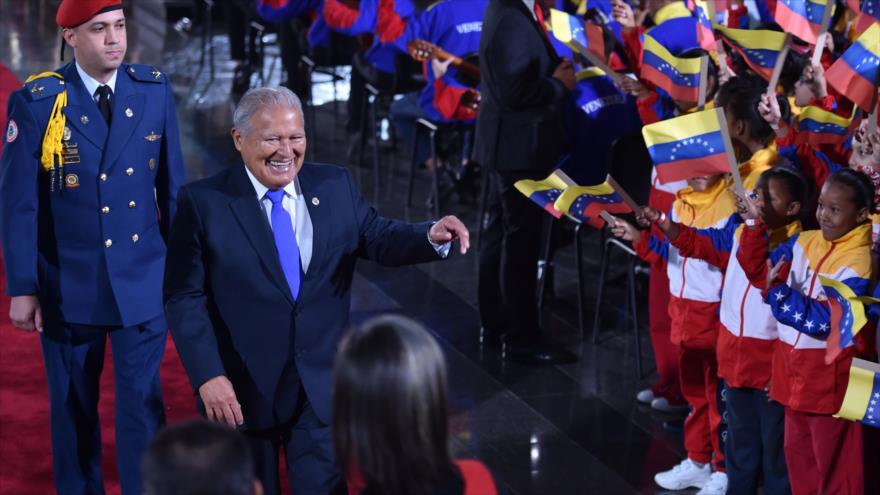 El presidente salvadoreño, Salvador Sánchez Cerén, llega a la investidura de su par venezolano, Nicolás Maduro, Caracas, 10 de enero de 2019.