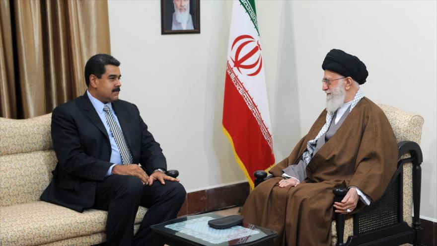 El Líder de Irán, el ayatolá Seyed Ali Jamenei (dcha.) se reúne con el presidente venezolano, Nicolás Maduro, en Teherán, 23 de noviembre de 2015.