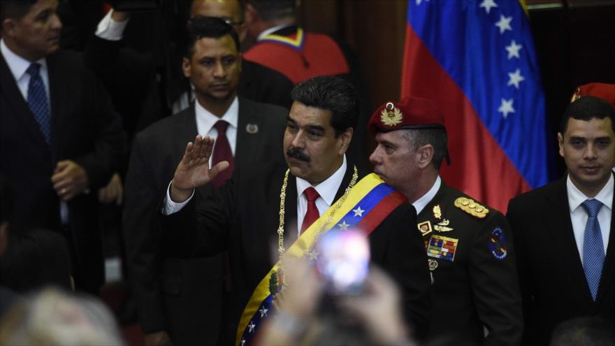 El presidente de Venezuela, Nicolás Maduro (centro), en una sesión especial del Tribunal Supremo de Justicia (TSJ), 24 de enero de 2019. (Foto: AFP)