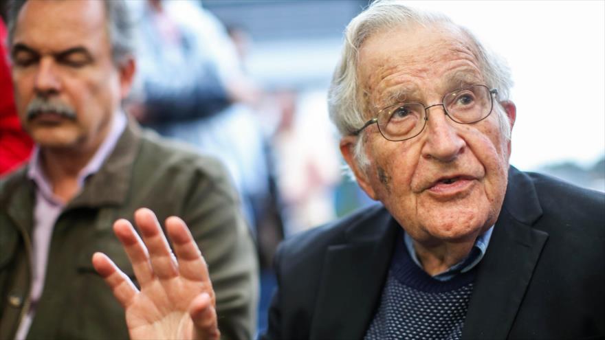 Chomsky y 70 intelectuales piden a Trump no intervenir en Venezuela | HISPANTV