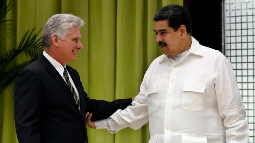 El presidente cubano, Miguel Díaz-Canel (izda.), saluda a su par venezolano, Nicolás Maduro, en la Habana, 14 de diciembre de 2018, (Fuente: AFP).