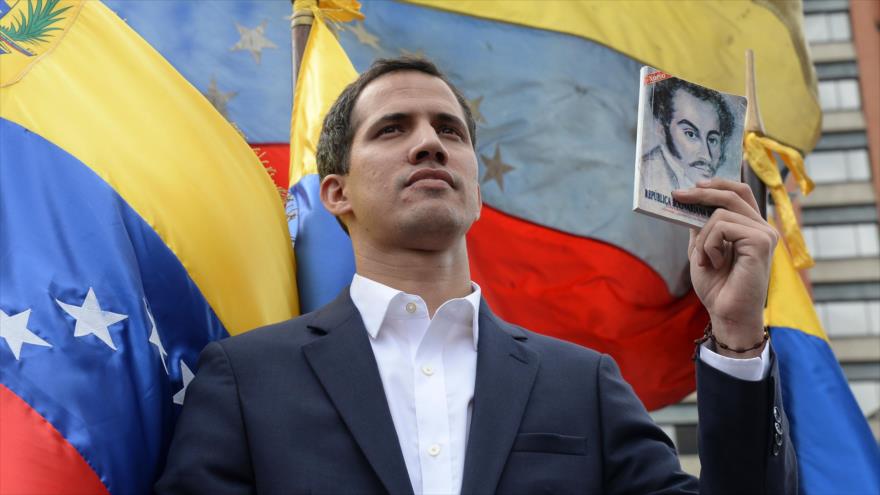 El jefe de la Asamblea Nacional (AN) de Venezuela, Juan Guaidó, se proclama presidente interino durante un mitin opositor en Caracas, 23 de enero de 2019. (Foto: AFP)