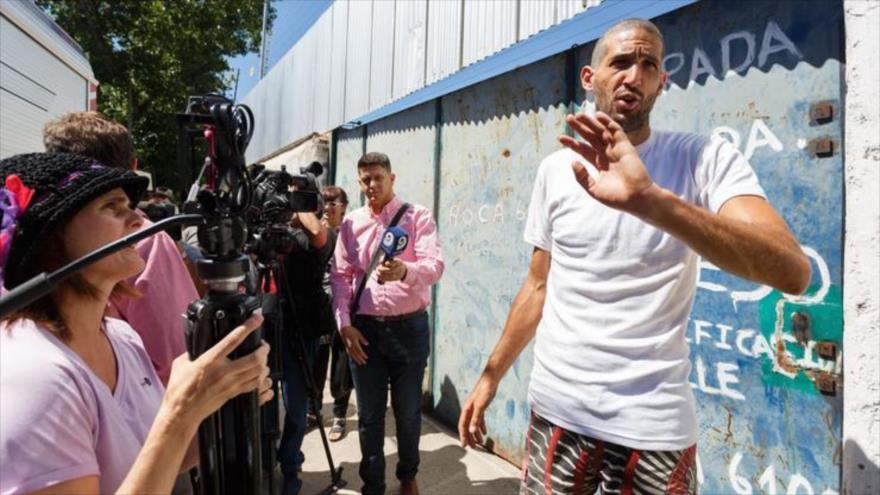 Exsoldado israelí Gilad Gil Pereg, interpelado por la prensa frente a su casa en Mendoza, Argentina.