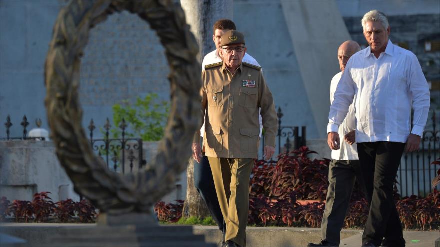 El presidente cubano, Miguel Díaz-Canel (dcha.), junto a Raúl Castro, en un acto en Santiago de Cuba, 2 de enero de 2019. (Foto: AFP)