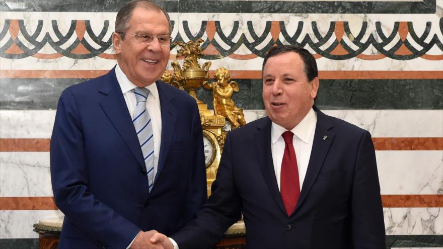 El canciller tunecino, Khemaies Jhinaoui (dcha.), y su homólogo ruso, Serguéi Lavrov, Túnez, 26 de enero de 2019. (Foto: AFP)