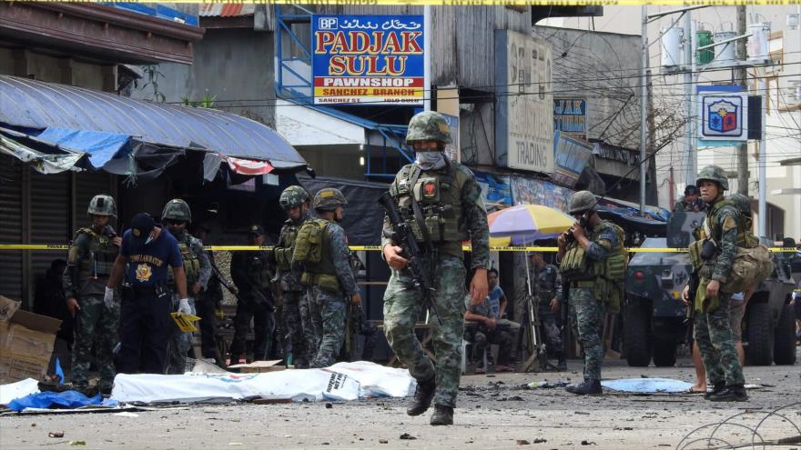 Militares filipinos recogen los cadáveres de las víctimas de un doble atentado contra una iglesia en Joló (sur), 27 de enero de 2019. (Foto: AFP)