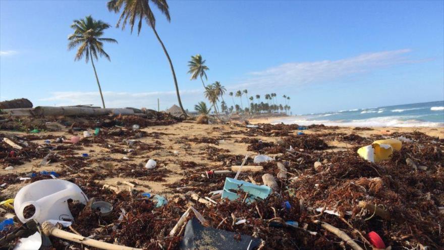 Una playa llena de basura de plástico en la República Dominicana.