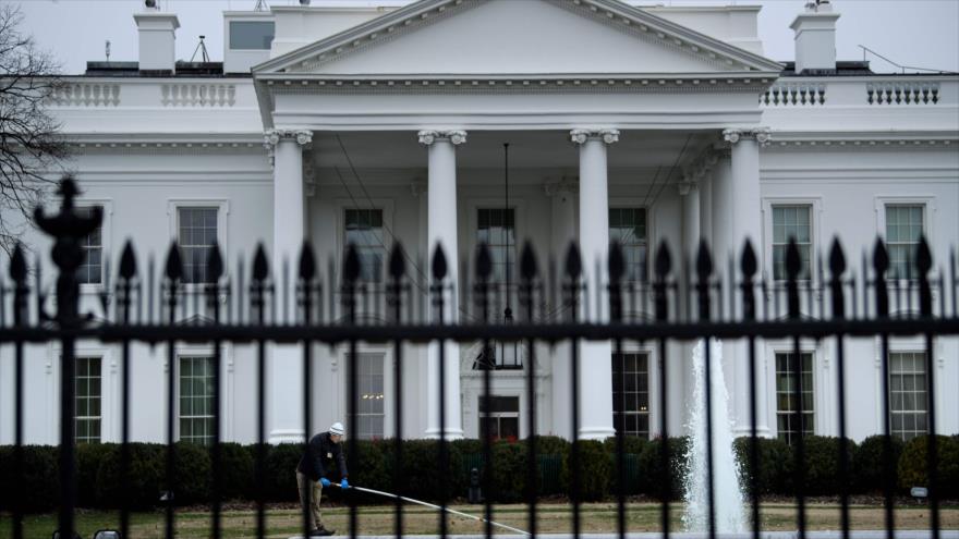 Un trabajador limpia una fuente frente a la Casa Blanca, 22 días después del cierre de Gobierno de EE.UU., 12 de enero de 2019. (Foto: AFP)