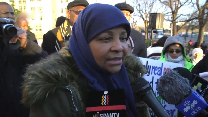 La presentadora de Press TV Marzie Hashemi habla en una manifestación en Washington, la capital de EE.UU., 25 de enero de 2019.