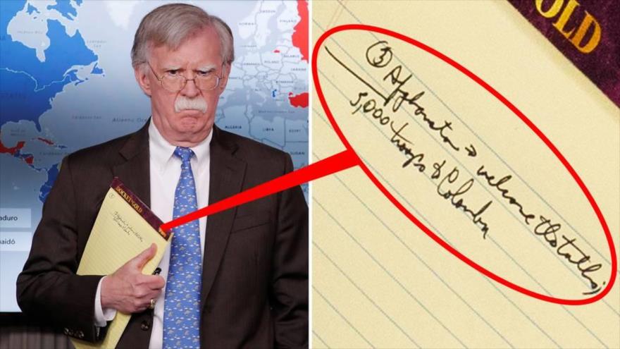 El asesor de Seguridad Nacional de EE.UU., John Bolton, sostiene en su mano derecha un cuaderno en el que apuntada: “5000 tropas a Colombia”, 28 de enero de 2019.