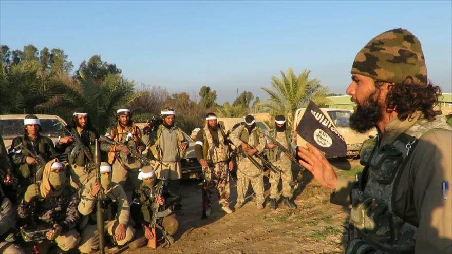 Integrantes del grupo terrorista EIIL (Daesh, en árabe) reunidos en una zona en Irak.
