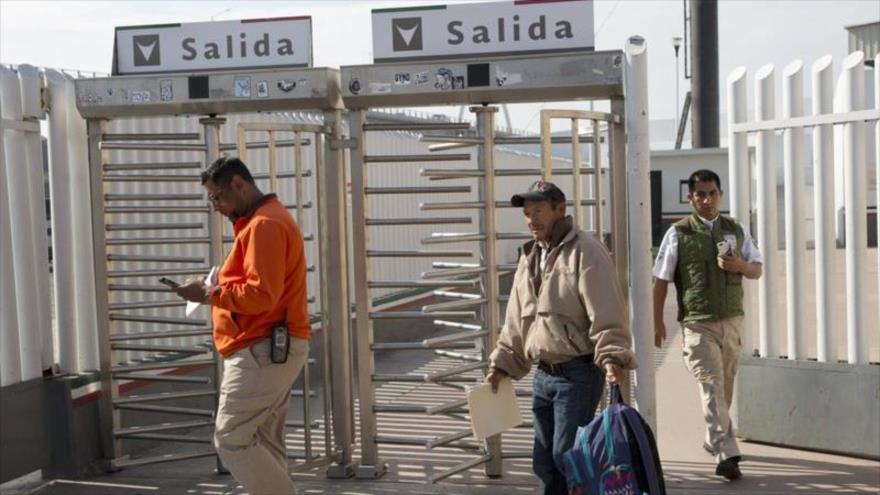 Carlos Gómez (centro) es escoltado por funcionarios mexicanos después de salir de Estados Unidos, 29 de enero de 2019. (Fuente: AP)