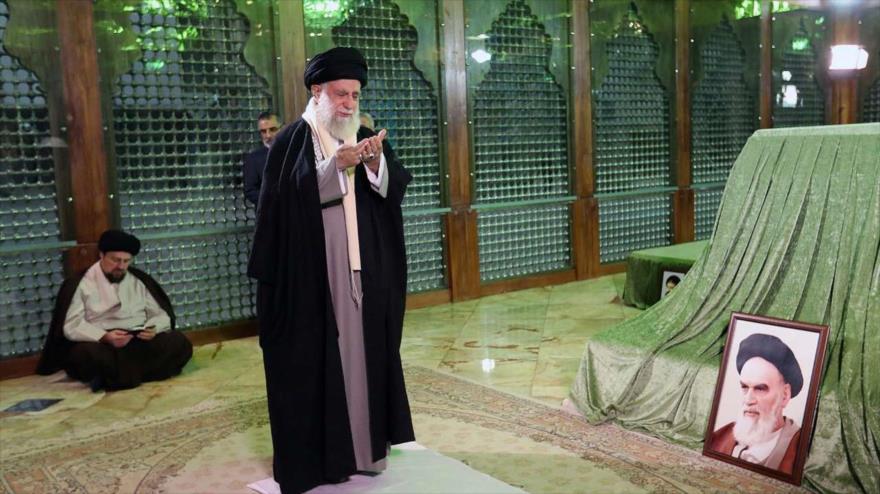 El Líder de Irán, el ayatolá Seyed Ali Jamenei, rinde homenaje al Imam Jomeini en su mausoleo en el sur de Teherán, 30 de enero de 2019.