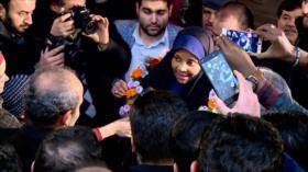 Hashemi es recibida por sus compañeros en la sede de Press TV