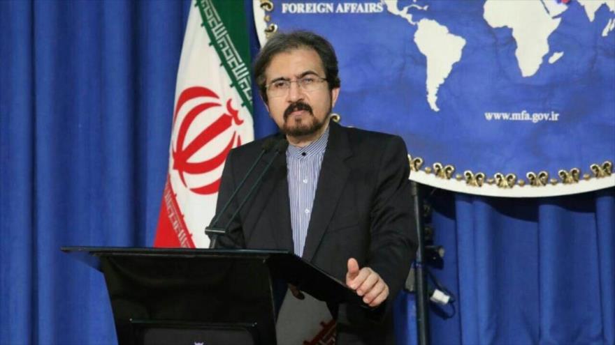 El portavoz de la Cancillería iraní, Bahram Qasemi, habla durante una rueda de prensa en Teherán (capital persa).