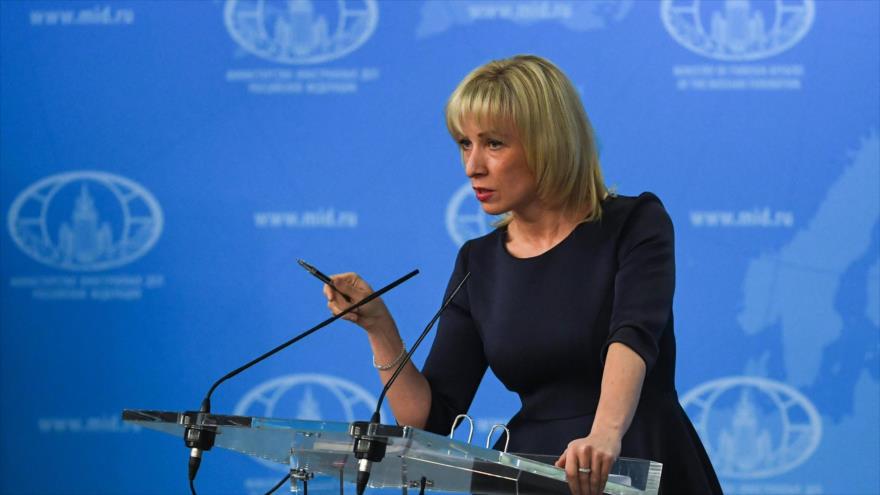 La portavoz de la Cancillería de Rusia, Maria Zajárova, habla a los medios de comunicación en Moscú, 29 de marzo de 2018. (Foto: AFP)