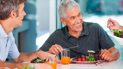 Estudio: comer de forma rápida aumenta riesgo de triglicéridos 