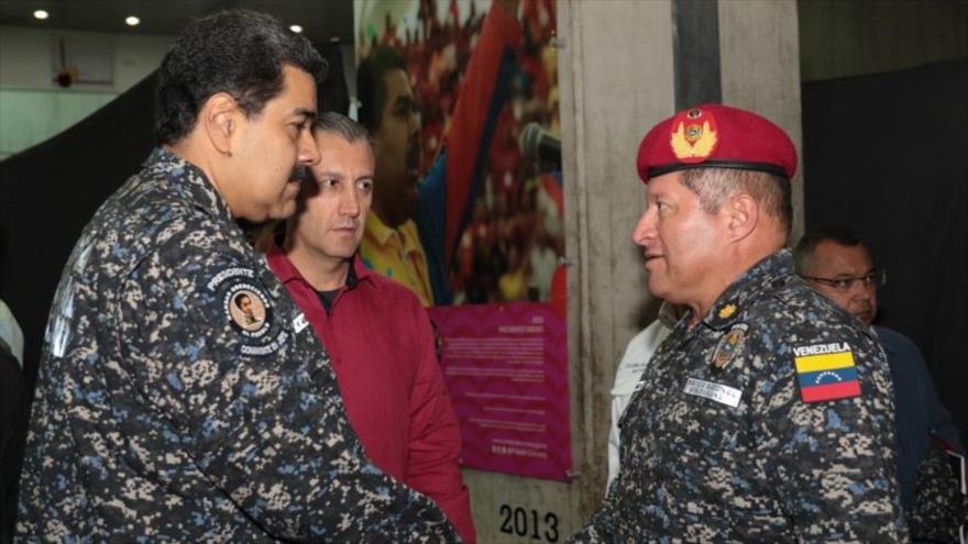 El presidente de Venezuela, Nicolás Maduro, y el comandante general de las Fuerzas de Acciones Especiales de la PNB, Carlos Alfredo Pérez Ampueda.