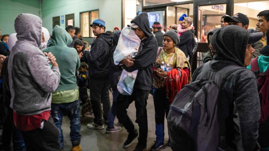 Migrantes en una estación de autobús en El Paso, Texas (EE.UU.), 23 de diciembre de 2018. (Foto: AFP)