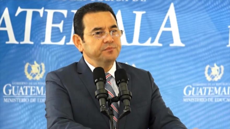 Jimmy Morales no cumple con el aumento salarial de maestros