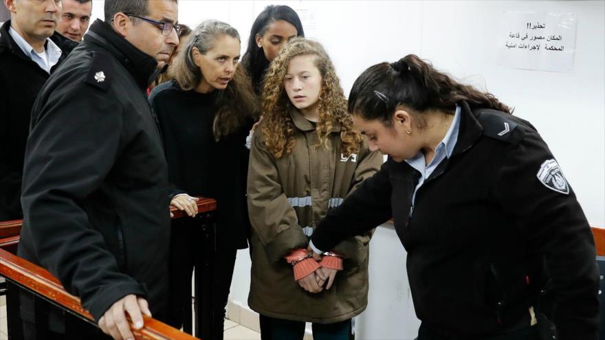 La china palestina Ahed Tamimi antes de presentarse a una audiencia en el tribunal militar en Cisjordania, 1 de enero de 2018. (Foto: AFP)