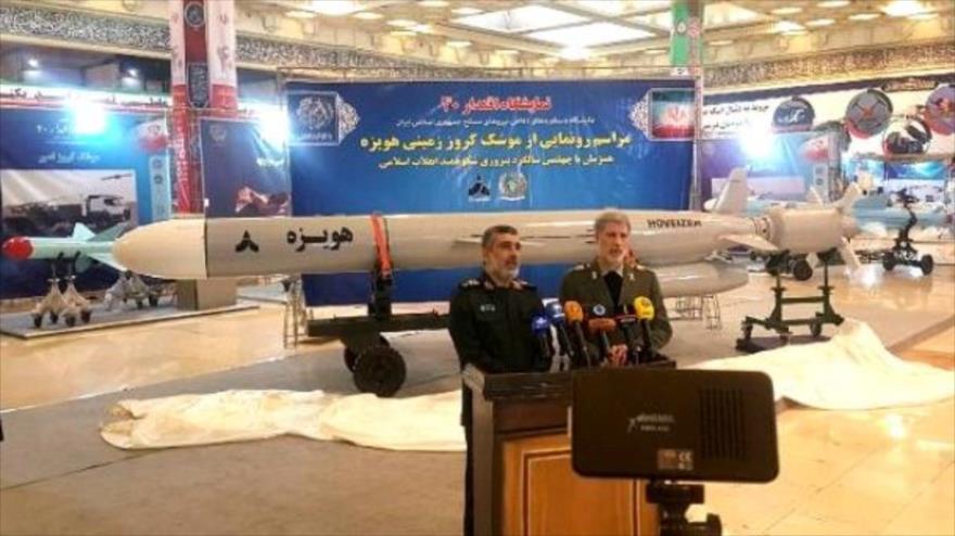 El ministro iraní de Defensa, Amir Hatami (dcha.) y el general Amir Ali Hayizade, presentan el misil crucero de superficie a superficie ‘Hoveizeh’.