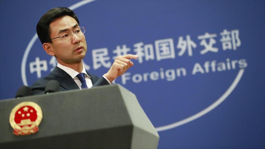 El portavoz del Ministerio de Exteriores de China, Geng Shuang, habla en una rueda de prensa en Pekín, capital china.