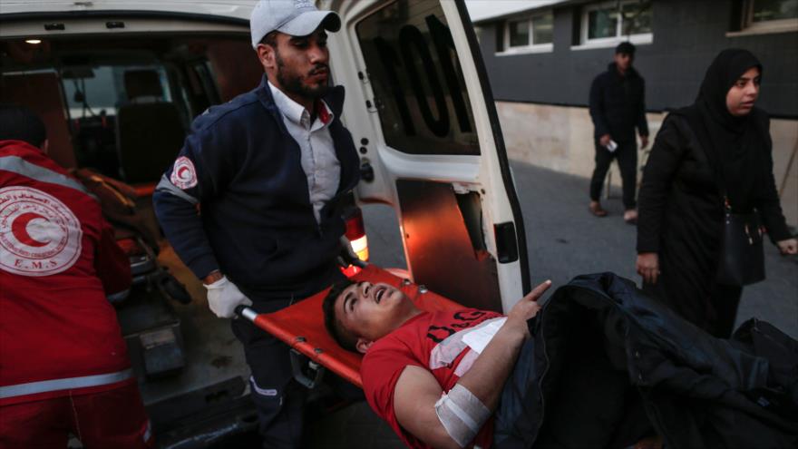 Paramédicos transportan a un palestino herido por fuego israelí durante la Gran Marcha del Retorno en Gaza, 29 de enero de 2019. (Foto: AFP)