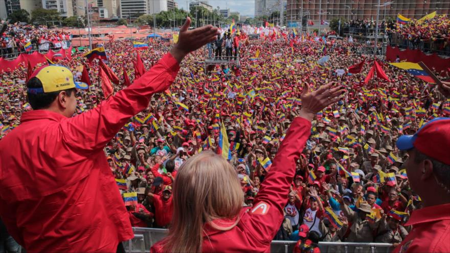 El presidente de Venezuela, Nicolás Maduro, ante sus partidarios en Caracas, 2 de febrero de 2019. (Foto: AFP)