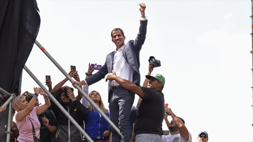 Juan Guaidó, golpista autoproclamado presidente interino de Venezuela, entre sus simpatizantes, Caracas (capital), 2 de febrero de 2019. (Foto: AFP)