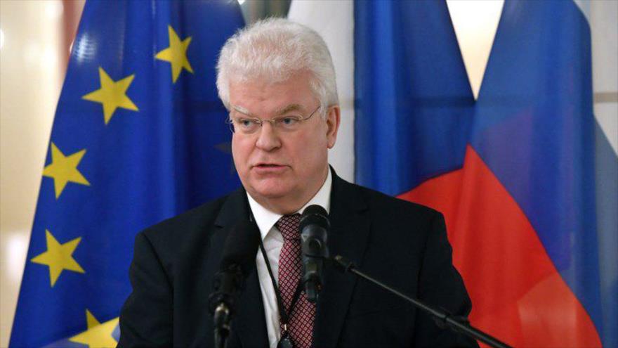 El embajador de Rusia ante la Unión Europea (UE), Vladimir Chizhov, atiende una conferencia de prensa.