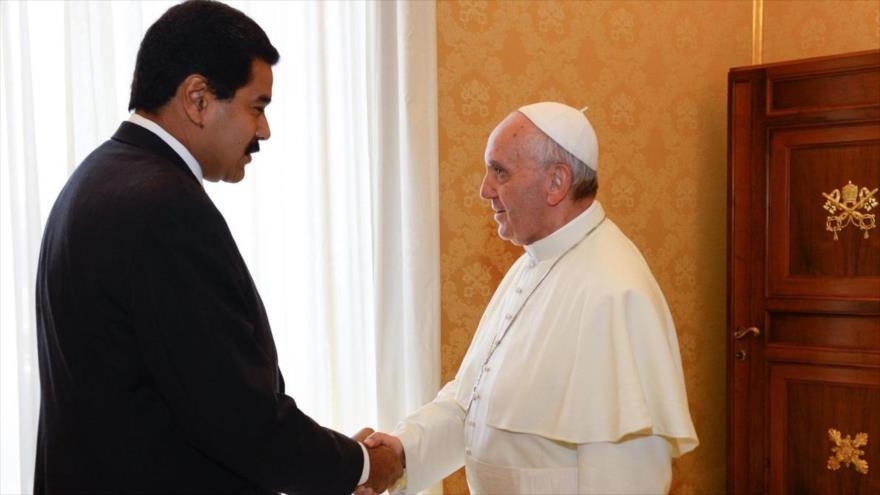 Maduro pide al papa Francisco facilitar el diálogo en Venezuela