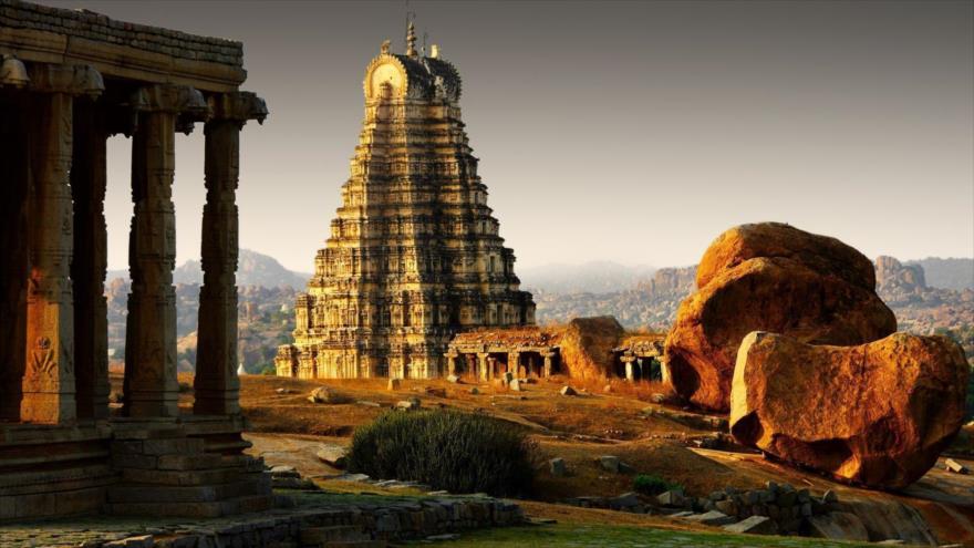 Destruyen pilares de un templo antiguo en La India por diversión 
