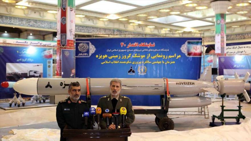 Ministro de Defensa de Irán, Amir Hatami (decha.) desvela el nuevo misil de largo alcance Hoveizeh en Teherán, la capital iraní. 3 de febrero de 2019. (Foto: IRNA)