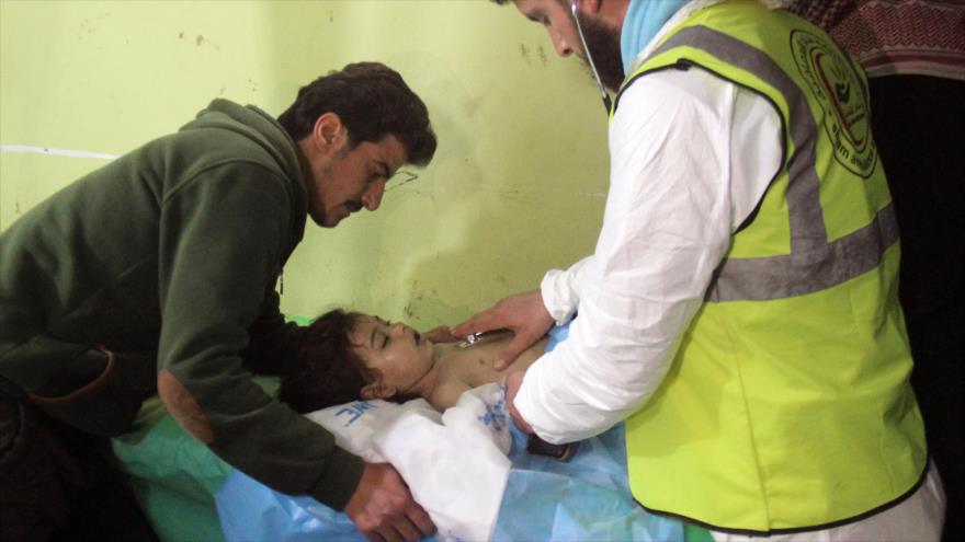 Un niño sirio hospitalizado tras un supuesto ataque químico en Jan Sheijun, en la provincia de Idlib, 4 de abril de 2017. (Foto: AFP)