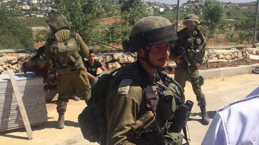 Fuerzas israelíes arrestan a dos menores palestinos en la Cisjordania ocupada, 22 de mayo de 2017.