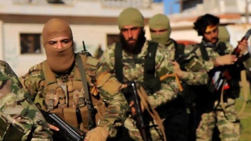 Los miembros de la alianza terrorista Hayat Tahrir Al-Sham en una zona ocupada en Siria.
