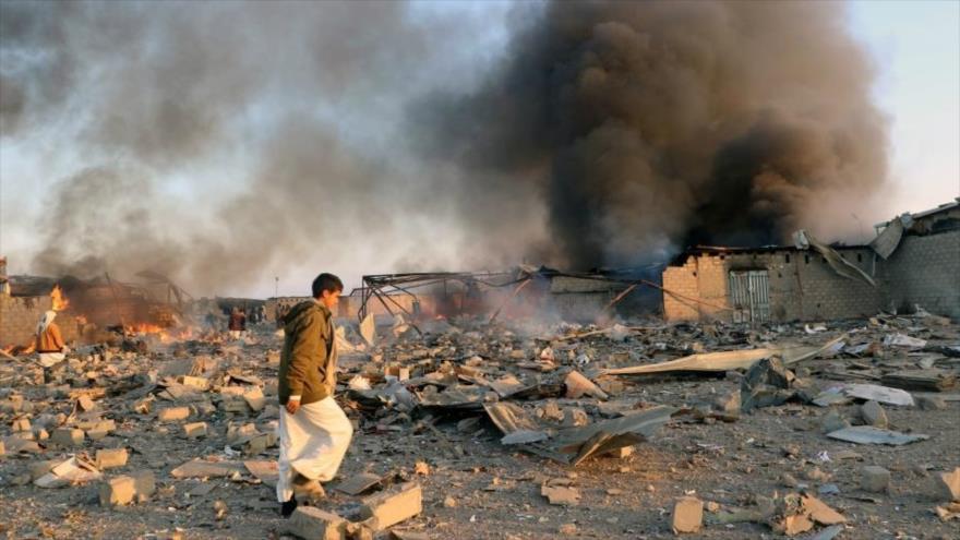 Humareda provocada por los bombardeos de la coalición, liderada por Arabia Saudí contra Yemen, provincia de Saada, 6 de julio de 2108. (Foto: Reuters)