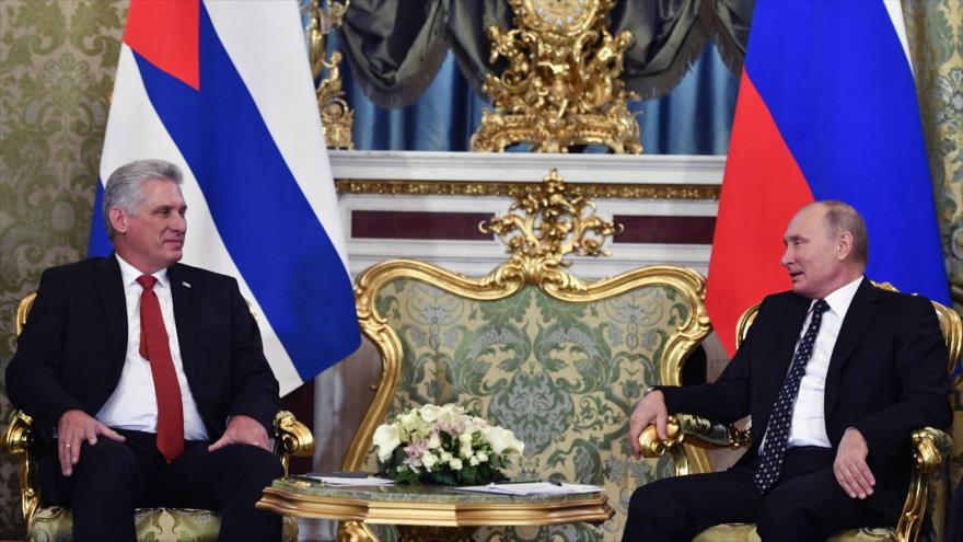 El presidente cubano, Miguel Díaz-Canel (izda.), y su par ruso, Vladimir Putin, en una reunión en Moscú, 2 de noviembre de 2018. (Foto: AFP)