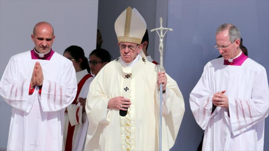 El papa Francisco llega para celebrar una misa en el Estadio Zayed Sports City en Abu Dabi, 5 de febrero de 2019. (Foto: Reuters)