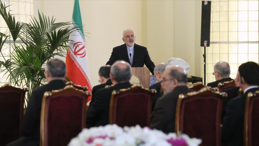 El canciller iraní, Mohamad Yavad Zarif, habla en una reunión con embajadores de países extranjeros en Teherán, la capital persa, 6 de febrero de 2019.