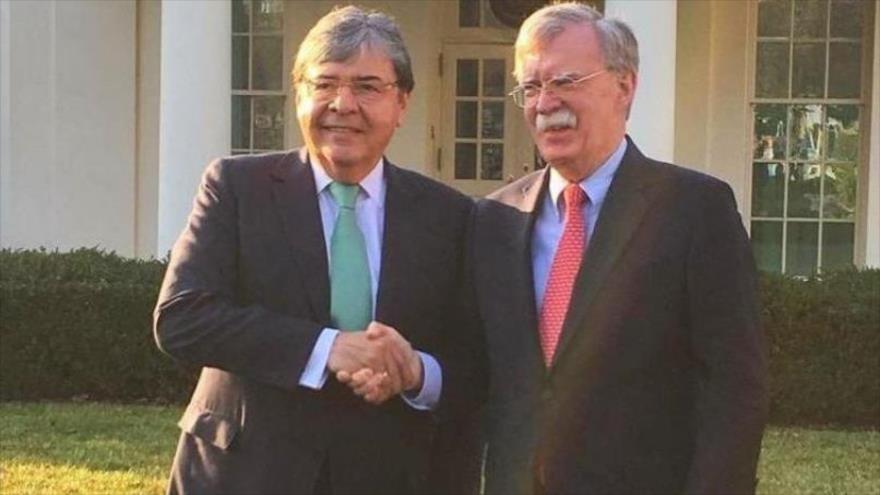 El canciller de Colombia, Carlos Holmes (izda.), mantiene una reunión con el asesor de Seguridad de EE.UU., John Bolton, en Washington, 6 de febrero de 2019.