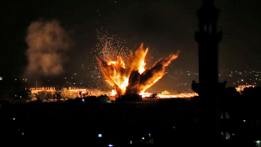 Una columna de humo resultante de un ataque aéreo israelí contra la la ciudad de Rafah, en la Franja de Gaza, 12 de noviembre de 2018. (Foto: AFP)