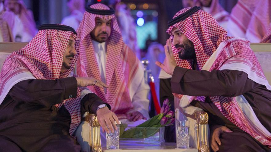 El príncipe heredero de Arabia Saudí, Muhamad bin Salman (izq.) y el rey saudí, Salman bin Abdulaziz Al Saud, Riad, 28 de enero de 2019. (Foto: SPA)