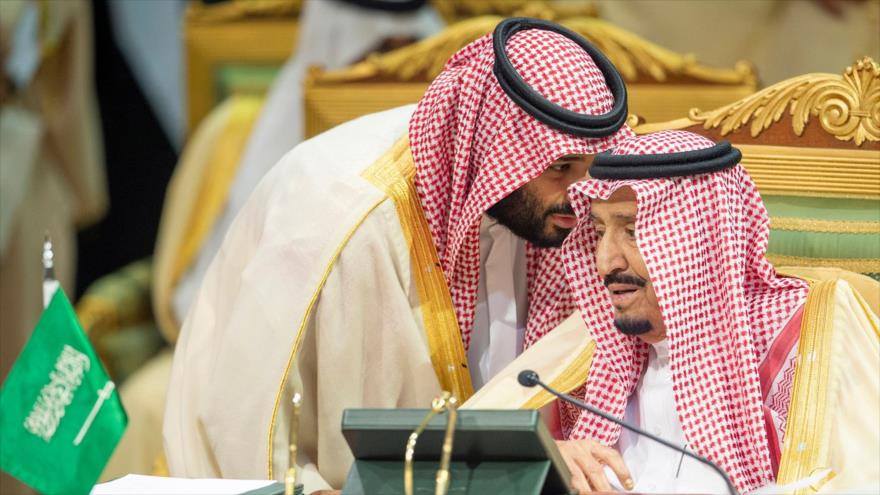 El príncipe Muhamad bin Salman (izq.), habla con el rey, Salman bin Abdulaziz Al Saud, en el palacio Diriya, Riad, 9 de diciembre de 2018. (Foto: AFP)